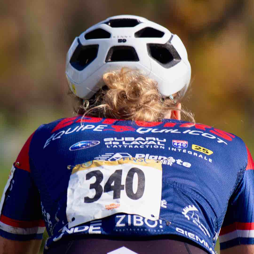 Une athlète de dos.