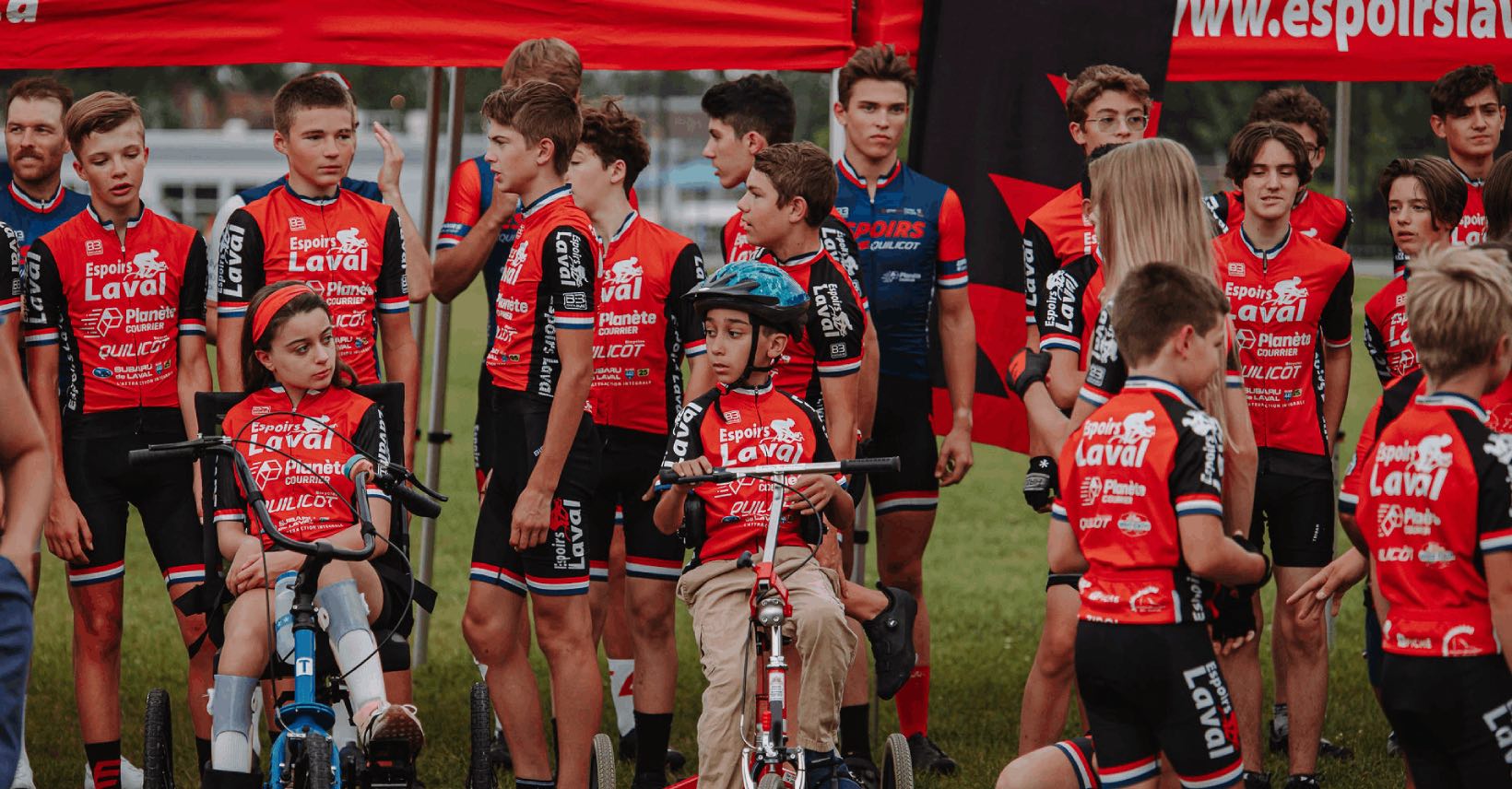 Des athlètes de tous âges se placent pour prendre une photo de groupe.