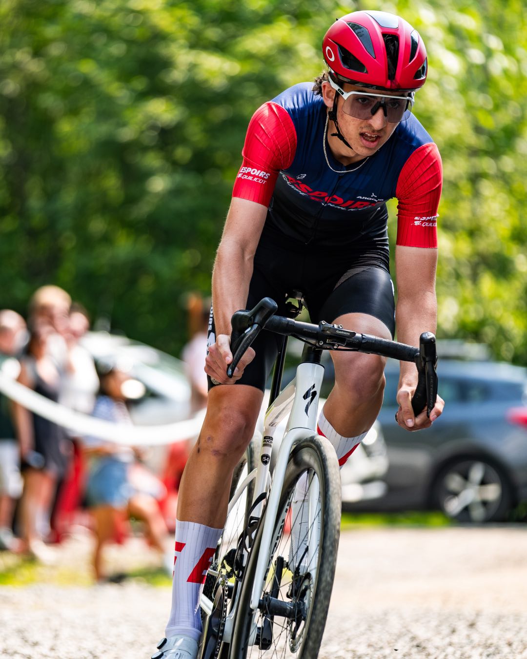 Un athlète masculin en plein effort.