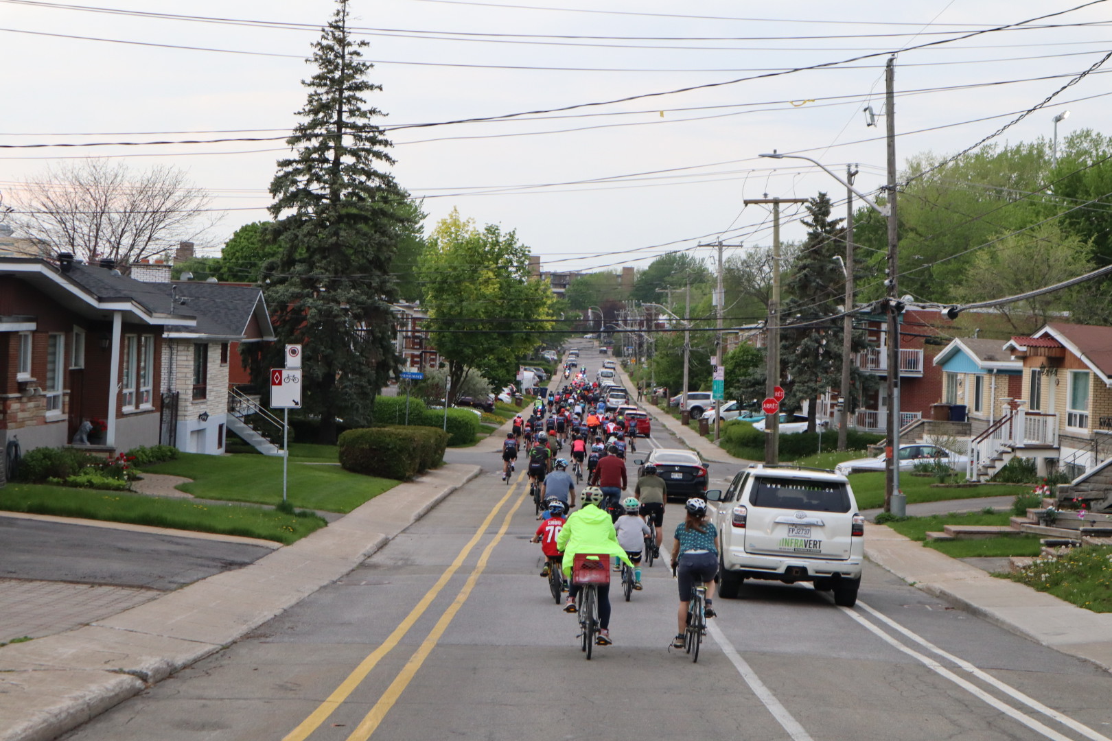 Des personnes roulent sur des vélos dans une rue balisée par la police.